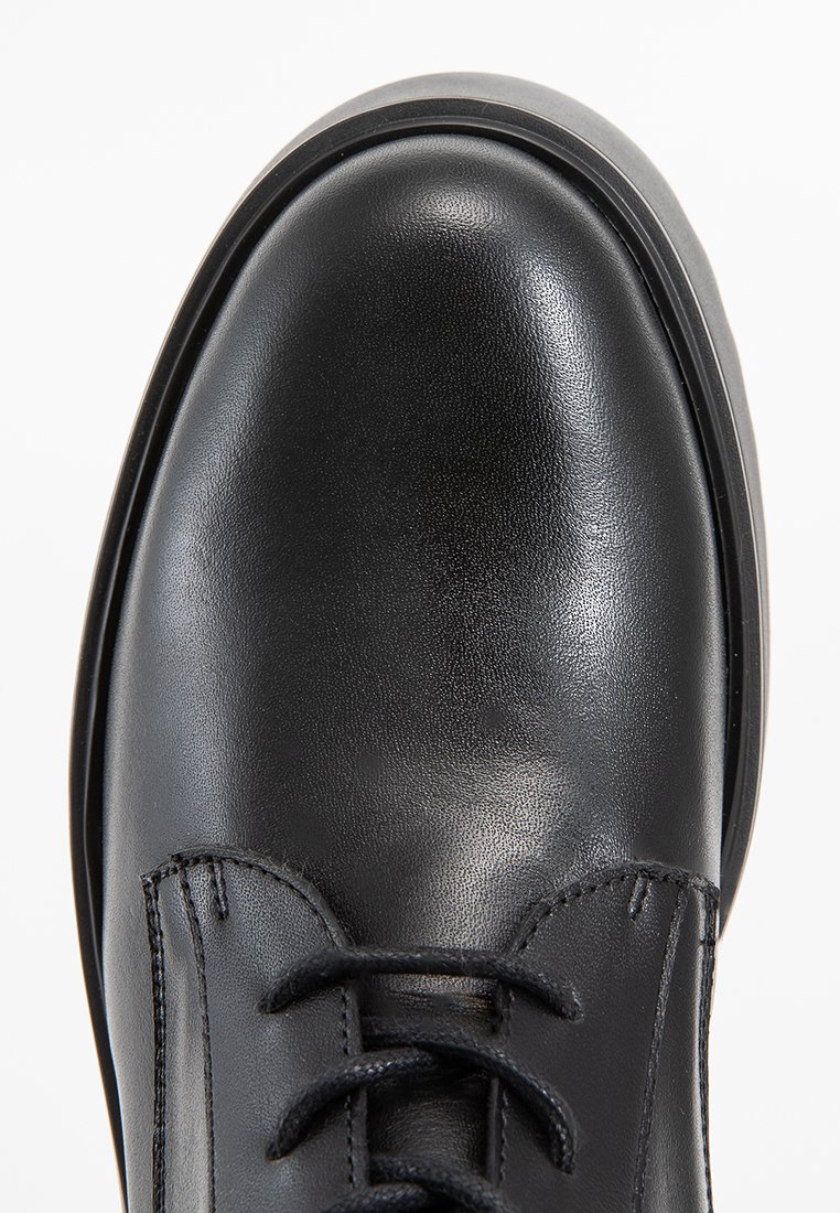 Schwarzer Lederschuh mit einer glatten, glänzenden Oberfläche, runder Zehenform und Schnürung an der Vorderseite. Die Sohle ist leicht strukturiert.