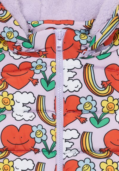 Bunzna vest s lila pozadím, na ktorom sú farebné srdcia, kvety a dúhy; má predný zips a mäkkú vnútornú podšívku.