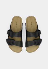 Schwarze Schlippers aus glattem Material mit zwei verstellbaren Riemen und Schnallen. Die Fußbett ist hellbraun mit dezenten Branding.