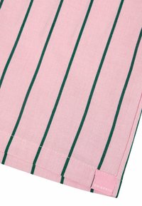 Tissu rose avec des rayures verticales vertes, doté d'un ourlet soigné et d'une petite étiquette portant l'inscription "OH APRIL", mettant en valeur une texture lisse.