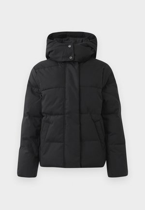 Casaco acolchoado preto com capuz, apresentando um colarinho alto, botões de pressão e bolsos laterais. Feito de tecido suave e isolante.