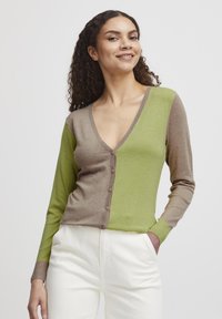 Cardigan a V in verde e marrone, con frontale a bottoni e maniche lunghe. Texture morbida con polsini e orlo a coste.