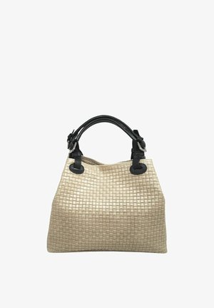 Beige gewebte Handtasche mit strukturierter Oberfläche, ausgestattet mit schwarzen Lederelementen und zwei Tragegriffen. Sie öffnet sich oben mit einer breiten Öffnung.