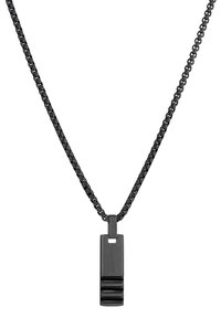 Zwarte metalen ketting met een rechthoekig hanger, dat een gestructureerd oppervlak heeft en een uitsnijding nabij de bovenkant.