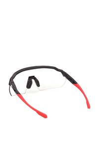 Ochelari de siguranță pentru sport cu lentile transparente, cadru din plastic negru și brațe acoperite cu cauciuc roșu pentru o prindere confortabilă.