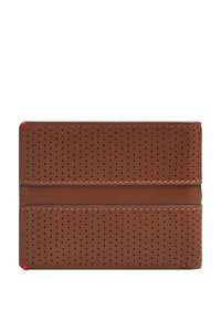 Porte-cartes en cuir marron avec motif perforé ; comprend deux fentes pour cartes, des accents lisses et des coutures rouges sur le bord.