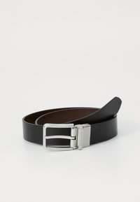 Sorte læderbælte med en glat overflade, udstyret med en sølvmetal spænde og en kontrasterende brun underside. Fremhævet af et elegant design.