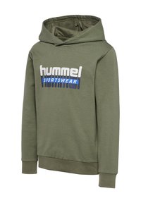 Sweat à capuche vert olive avec logo "hummel SPORTSWEAR" en blanc et bleu sur le devant, manches longues, poignets et ourlet côtelés.