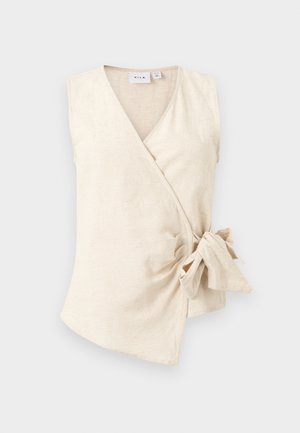 Béžový dámský zavinovací top bez rukávů s výstřihem do V a detailem zavazování na boku, vyrobený z měkké, lehké látky.