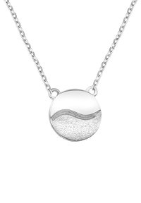 Cirkulär silverhalsband med en slät övre halvdel och en texturerad nedre halvdel med vågformad avskiljning. Fäst vid en kedja.