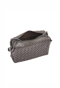 Borsa in pelle intrecciata grigia con design strutturato, dotata di due cerniere e di una foderatura interna liscia. Forma compatta per una facile riponibilità.