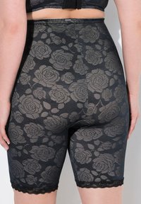 Svarta stretchshorts med rosor, spetskant och slät textur. Tyget har en lätt lyster och en figursydd design.