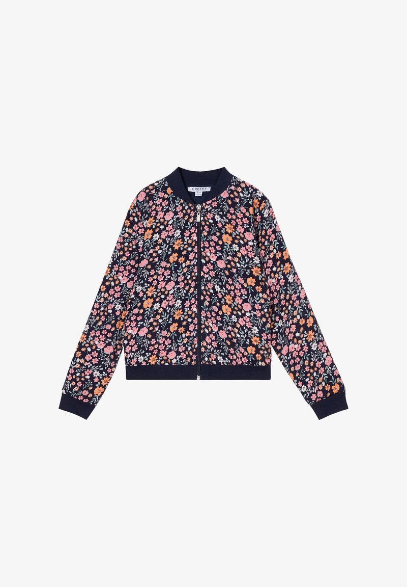 Giacca bomber floreale con sfondo blu navy, caratterizzata da piccoli fiori rosa, arancioni e bianchi. Collo, polsini e chiusura frontale con zip a coste.