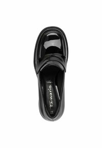 Chaussure en cuir verni noir avec un bout arrondi, un design épuré et une sangle décorative sur le devant. Semelle intérieure avec marque visible.