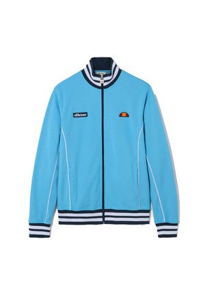 Chaqueta azul claro con cremallera, con cuello, puños y dobladillo a rayas blancas y azul marino, con el logo de "ellesse" y un emblema naranja-rojo en el frente.