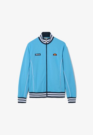 Chaqueta azul claro con cremallera, con cuello, puños y dobladillo a rayas blancas y azul marino, con el logo de "ellesse" y un emblema naranja-rojo en el frente.