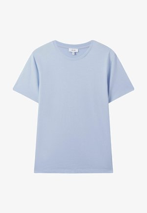 Hellblaues Baumwoll-T-Shirt mit kurzen Ärmeln, rundem Halsausschnitt und lässiger Passform. Hat eine einfache, glatte Textur ohne Muster.