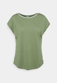 T-shirt verde oliva a maniche corte con colletto rotondo e bordi bianchi, caratterizzato da una vestibilità comoda e un tessuto morbido e texturizzato.