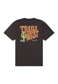 Μαύρο μπλουζάκι με το κείμενο "TRAILS WEST" και πράσινο γραφικό κάκτου, vintage σχέδιο, και μικρό λογότυπο "Wrangler" στην πλάτη.