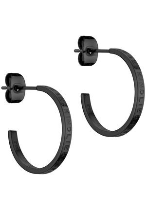 Paire de boucles d'oreilles en métal noir en forme d'anneaux avec tiges, portant le nom de la marque gravé sur le bord extérieur.