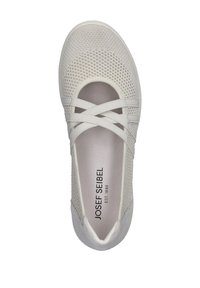 Světle béžová, prodyšná síťová slip-on bota s křížovými elastickými pásky, zaoblenou špičkou a texturovanou gumovou podrážkou. Logo značky viditelné uvnitř.