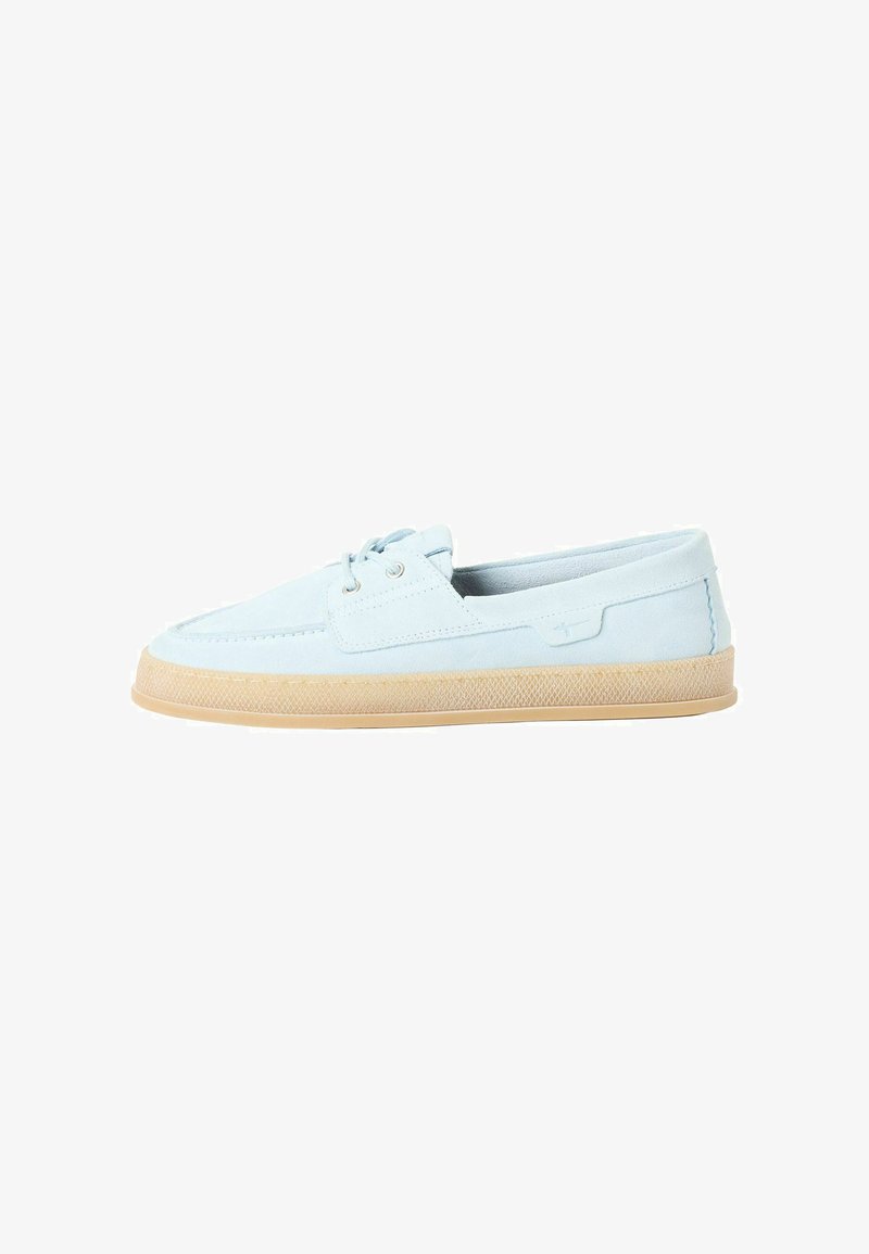 Chaussures à enfiler en daim bleu clair avec un bout arrondi, une semelle en caoutchouc texturée couleur tan, et deux œillets pour lacets à l'avant.