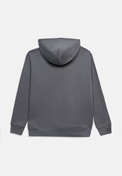 Απλό γκρι φούτερ με κουκούλα, εμφανιζόμενο από πίσω, με μακριά μανίκια και ριμπ μανσέτες και στρίφωμα.