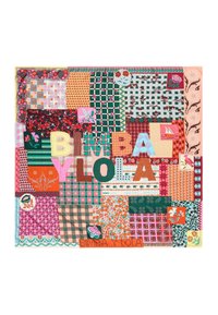 Textil de patchwork que presenta una variedad de patrones coloridos, incluyendo flores, cuadros y gráficos, con grandes letras que dicen "BIMBA Y LOLO."