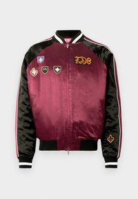 Tumepunane satiinist bomber-tagi mustade satiinvarrukatega, soonikkoes mansettide ja eri kujude ning värvidega tikanditega esiküljel.