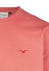 Coral sweatshirt made of cotton featuring a round neckline and a small red seagull logo on the left chest. Regular fit design.