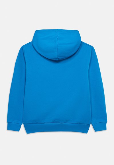 Sweatshirt azul com bolso canguru, capuz ajustável e punhos canelados. Tecido liso com cor uniforme e sem padrões visíveis.