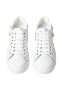 Sneakers bianchi in pelle con occhielli e dettagli dorati, dotati di lacci bianchi piatti, punta rotonda e suola testurizzata.
