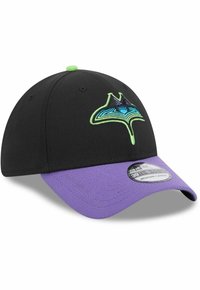 Schwarze Kappe mit einem lila Schirm, mit lebhaften grünen und blauen gestickten Designs. Enthält ein Logo auf der Vorderseite und einen Aufkleber auf dem Schirm.