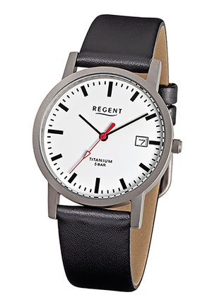 Montre analogique avec cadran blanc, index noirs, bracelet en cuir noir, guichet de date à 3 heures et trotteuse rouge.