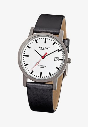 Montre analogique avec cadran blanc, index noirs, bracelet en cuir noir, guichet de date à 3 heures et trotteuse rouge.