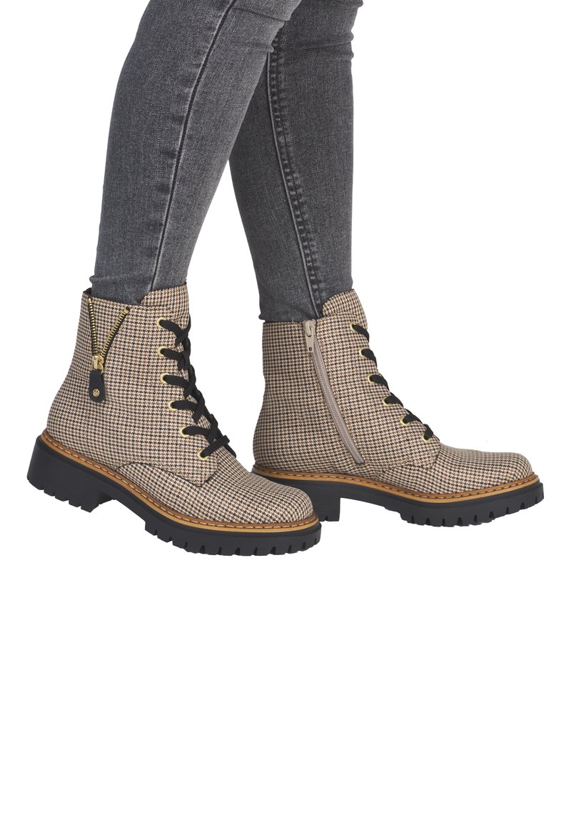Bottes ankle en tissu à carreaux avec lacets noirs, fermeture éclair latérale et semelles en caoutchouc épaisses. Elles présentent un embout renforcé et des coutures contrastantes.