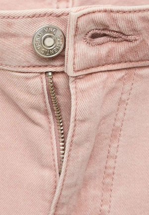 Nahaufnahme von hellrosa Jeanshosen mit einem silbernen Knopf, Reißverschluss und abgesteppten Details an der Oberseite.