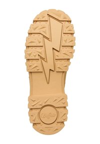 Sulan på en solbrun stövel med ett djupt mönster som har en central blixtsymbol och ordet "Buffalo" nära hälen.