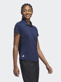 Jūras spēku polo krekls ar apkakles dizainu, trīs pogu atvēršanu un īsām piedurknēm. Uz kreisās puses ir Adidas logo baltā krāsā.