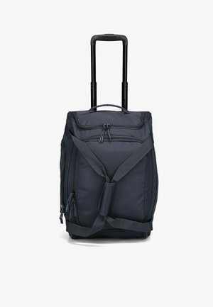 Rollerbag aus dunkelblauem Stoff mit einem ausziehbaren Griff, doppelten Reißverschlüssen und verstellbaren Riemen an der Vorderseite für sicheres Tragen.