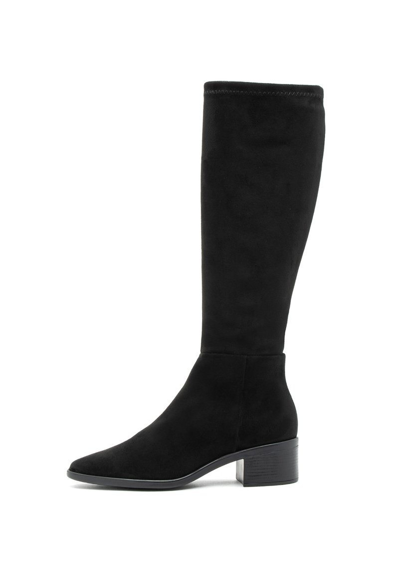 Bota negra hasta la rodilla hecha de ante, con punta afilada y tacón cuadrado, de textura suave y diseño sin costuras.