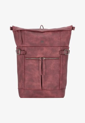 Sac à dos en cuir bourgogne avec un design à rabat, poche zippée à l'avant et straps réglables. Fini texturé et accents en métal.
