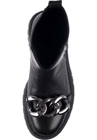 Bottine en cuir noir avec un détail en chaîne argentée chunky sur le bout, une semelle en caoutchouc texturé et un bord nervuré.
