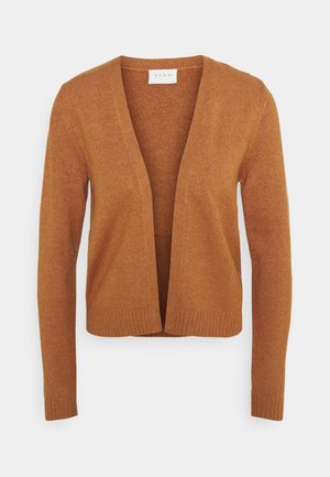 Otwarty sweter kardigan z długim rękawem w kolorze rdzy, wykonany z dzianiny, z prążkowanymi mankietami i krawędzią, zaprezentowany na jednolitym białym tle.