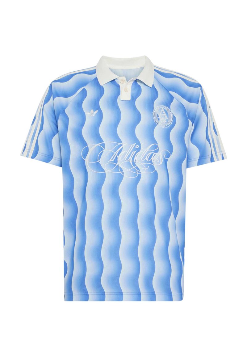 Blau-weißes Adidas Polo mit kurzen Ärmeln, wellenförmigen vertikalen Streifen, weißem Kragen, drei weißen Streifen auf den Ärmeln und kursivem Logo.