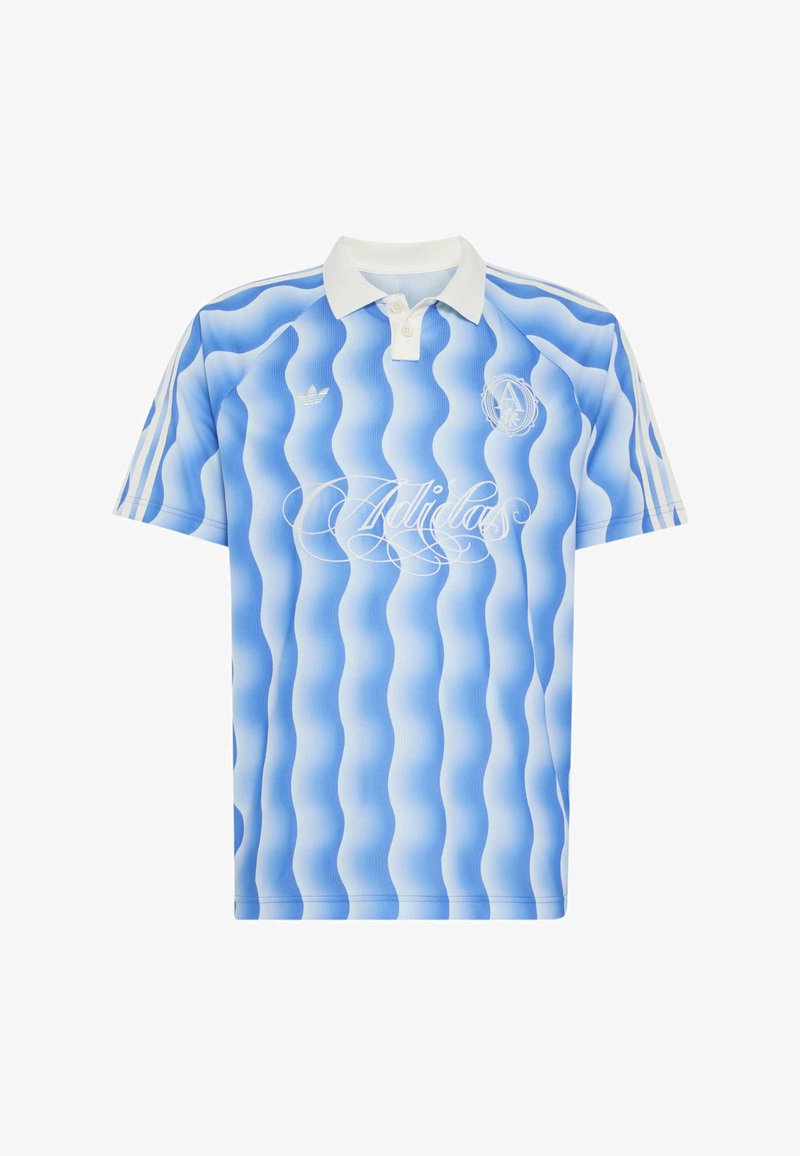Blau-weißes Adidas Polo mit kurzen Ärmeln, wellenförmigen vertikalen Streifen, weißem Kragen, drei weißen Streifen auf den Ärmeln und kursivem Logo.