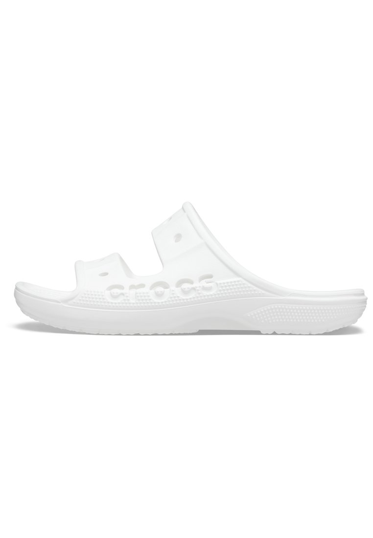 Sandale en caoutchouc blanche avec deux larges brides, dessus perforé et semelle texturée. Présente un marquage en relief sur le côté. Design léger.