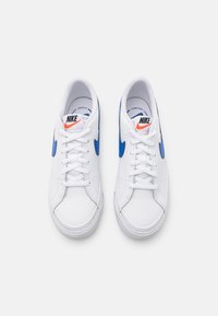 Nike Sportswear COURT LEGACY - Sportbačiai - white/game royal/black