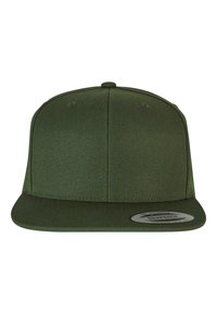 Tume roheline snapback müts lamedat ääred, tekstureeritud kangas ja ümmargune logo plaastriga ees paremal küljel.