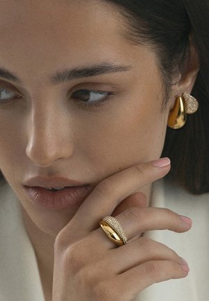Mockberg, PAVÉ DARING RING - Ring - gold-coloured